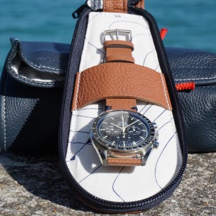 Étui de montre Geneva en cuir italien de couleur cognac, fermeture à glissière, doublure coton avec montre Omega à l'intérieur.