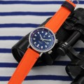 Bracelet orange sur lip nautic