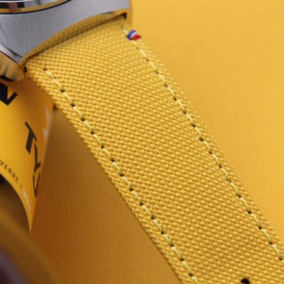 détail bracelet montre jaune