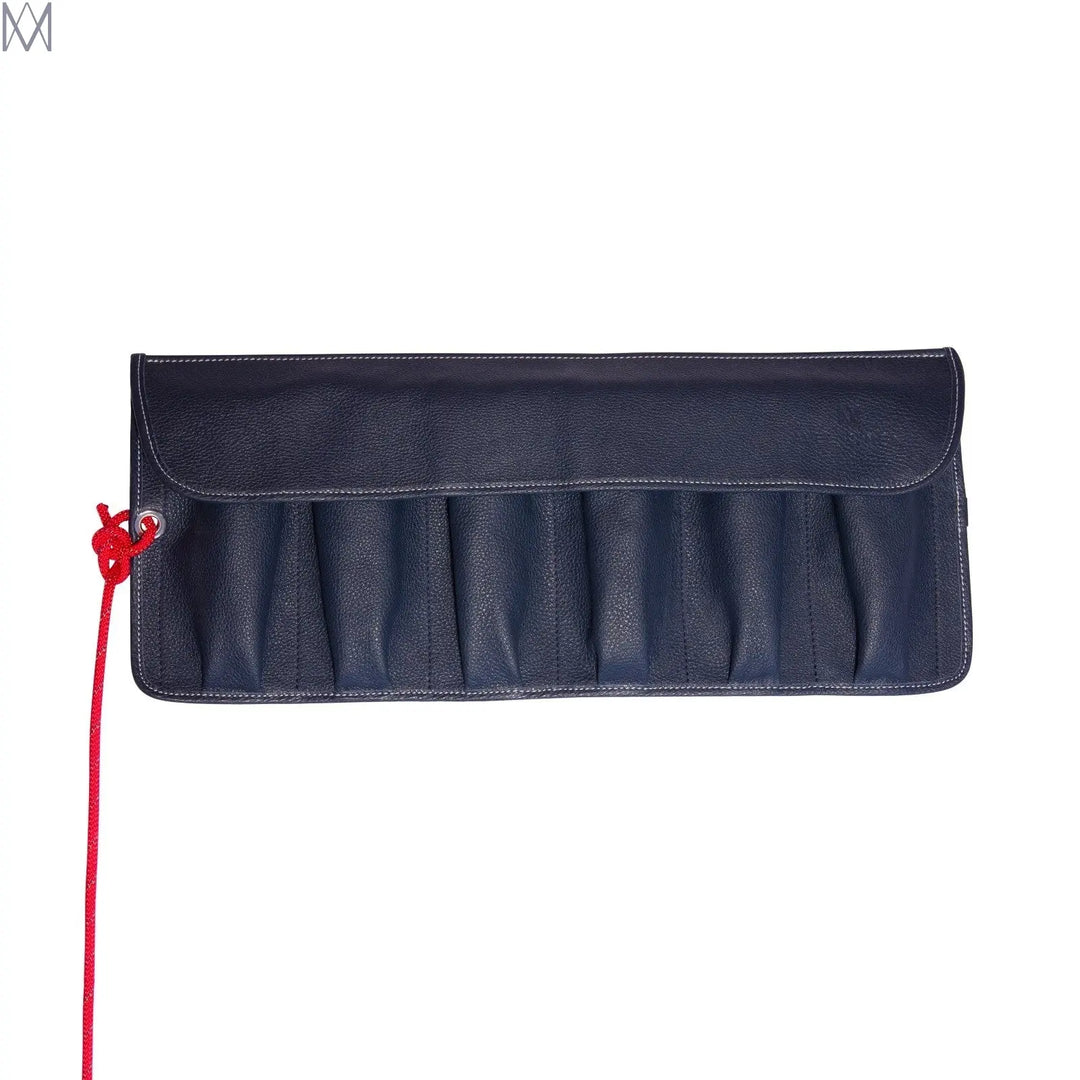 Marmotte 6 montres Avel & Men Cannes en cuir italien bleu marine. L'étui est déroulé et la doublure repliée.