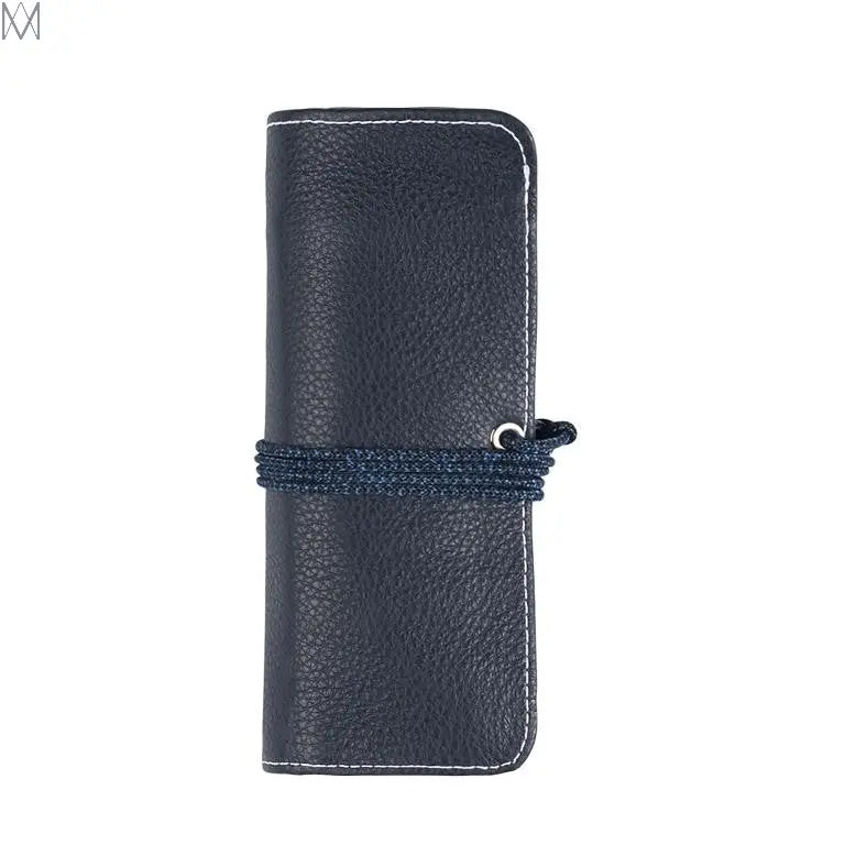 Marmotte montre Avel & Men Ploumanac'h en cuir navy pour trois montres, roulée et fermée par un cordage maritime.