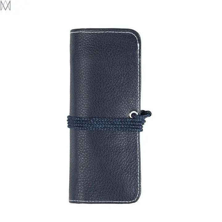 Marmotte montre Avel & Men Ploumanac'h en cuir navy pour trois montres, roulée et fermée par un cordage maritime.