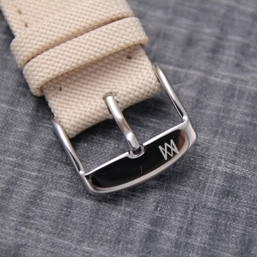 détail sur boucle ardillon de notre bracelet en toile blanc beige