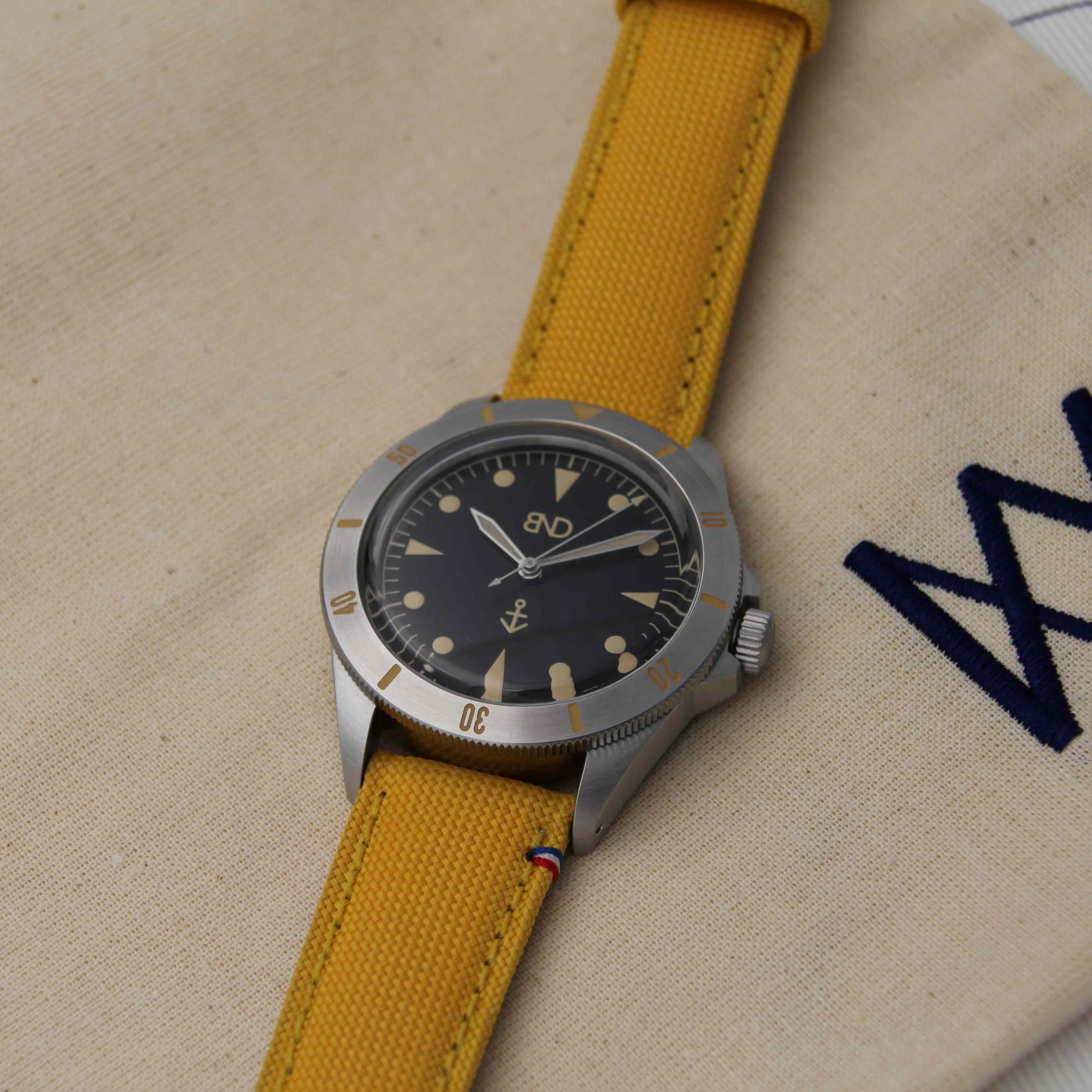 bracelet de montre en toile jaune