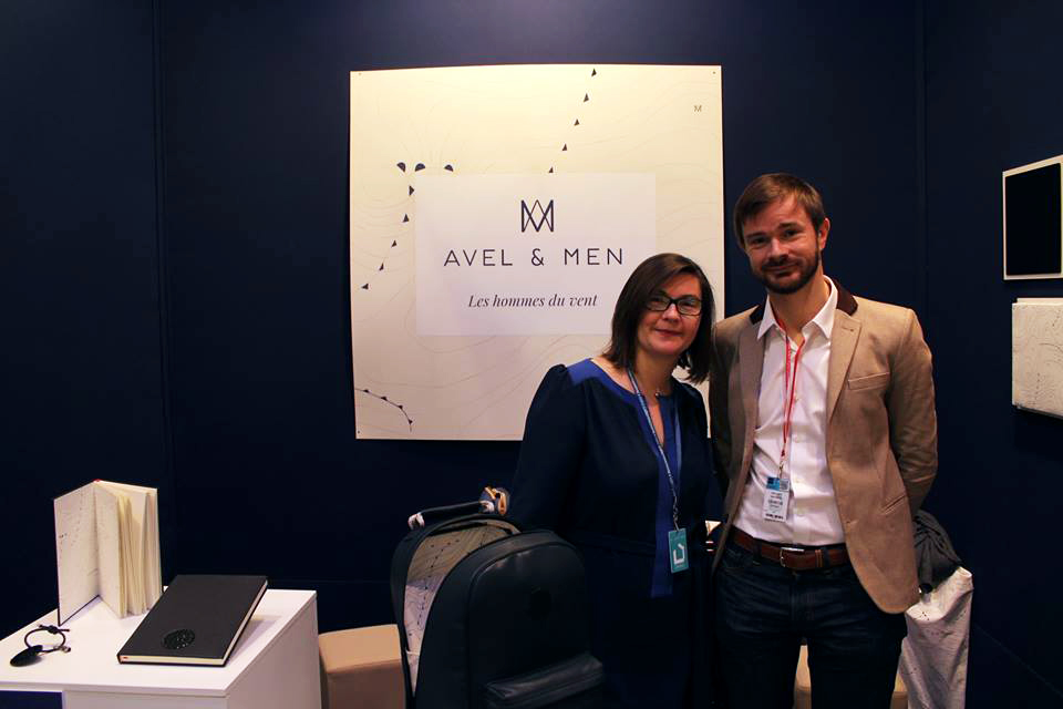 Agnès et Xavier Broise présentent les accessoires horlogers Avel & Men sur un salon